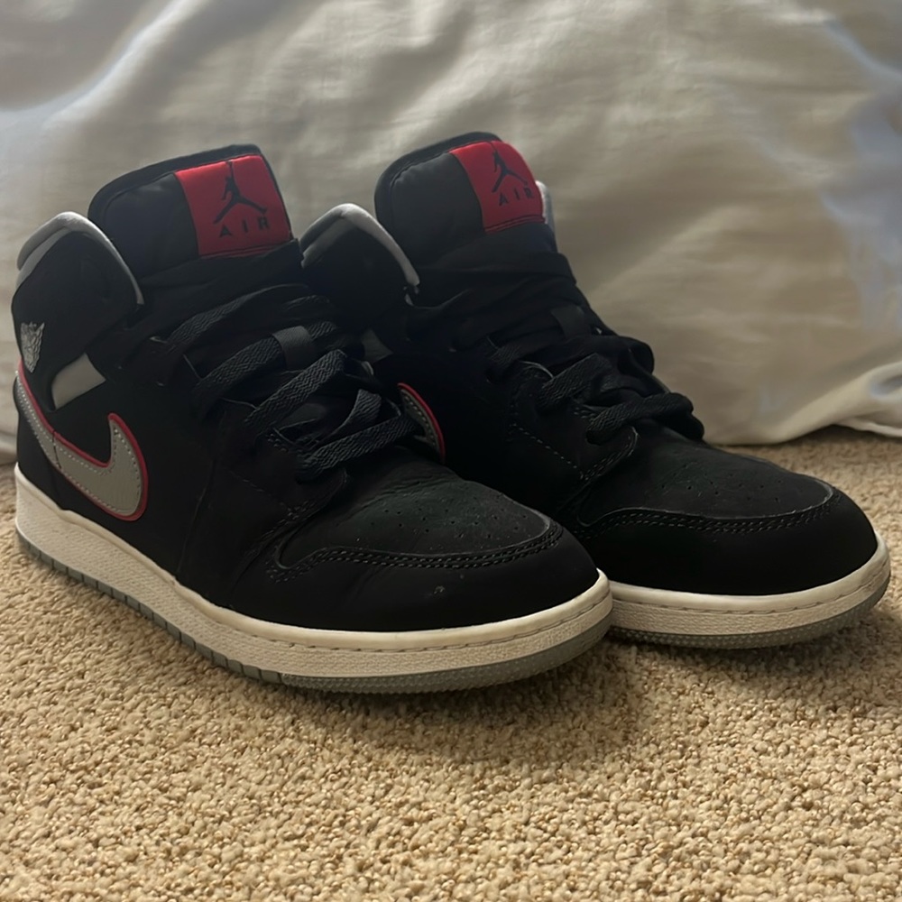 Jordan 1 mid “black particle grey” in a size youth/mens 7